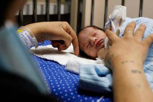 MIKE APORIUS / FREE PRESS FILES
Heather Richard holds son Isaiah at Winnipeg&rsquo;s Health Sciences Centre in 2009. Richard carried her baby to full term without knowing she was pregnant and gave birth in her toilet.