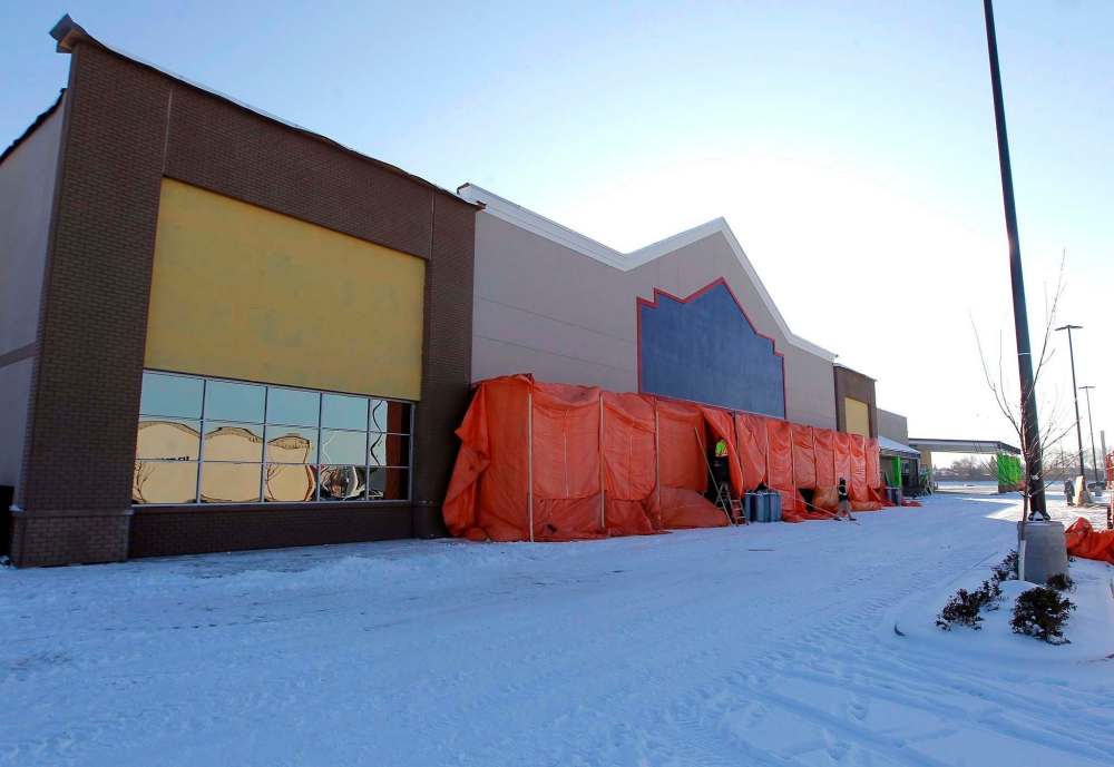 BORIS MINKEVICH / WINNIPEG FREE PRESS
New Lowe’s store under construction in the Linden Ridge Shopping Centre.