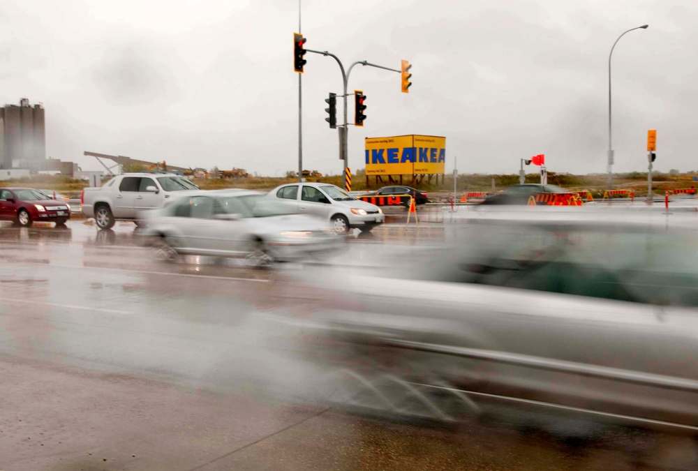 HADAS PARUSH / WINNIPEG FREE PRESS FILES
Traffic at the intersection of Kenaston Road and Sterling Lyon Parkway in Winnipeg.