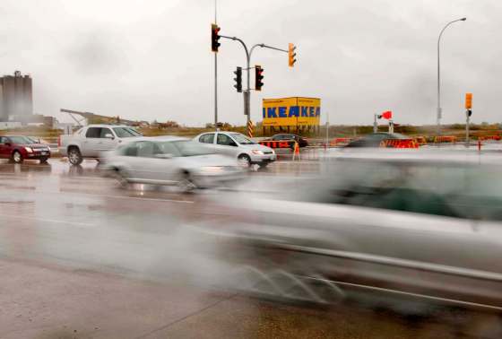HADAS PARUSH / WINNIPEG FREE PRESS FILESTraffic at the intersection of Kenaston Road and Sterling Lyon Parkway in Winnipeg.