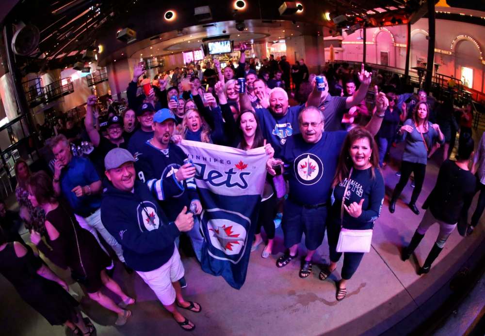 TREVOR HAGAN / WINNIPEG FRESS
A group of Jets fans gathered at Carnival Court on the Las Vegas strip, Thursday, November 9, 2017.