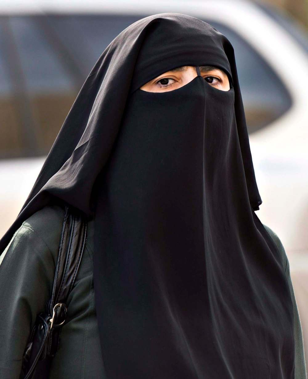 RYAN REMIORZ / CANADIAN PRESS FILES
A woman wears a niqab as she walks in Montreal.
