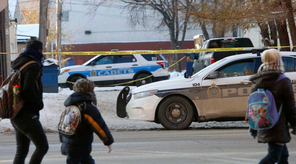 WAYNE GLOWACKI / WINNIPEG FREE PRESS
Winnipeg police taped off a section of McMicken Street at Ellice Avenue.