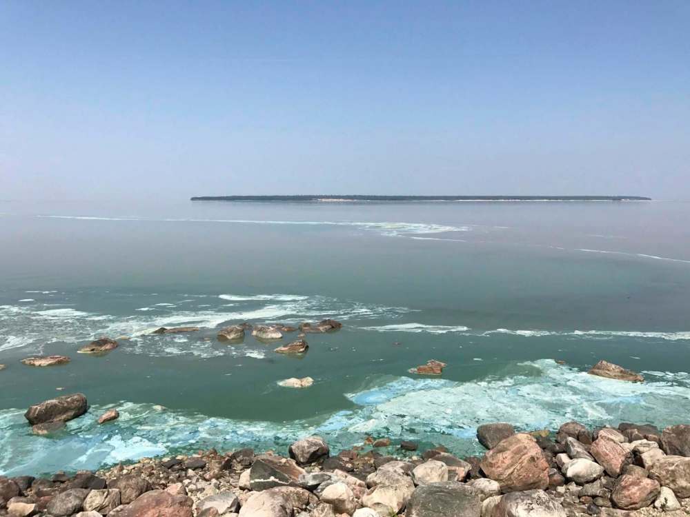 KRISTIE PEARSON PHOTO
Algae blooms in Lake Winnipeg at Victoria Beach in July. Federal funding will be used to improve the water quality of the lake.