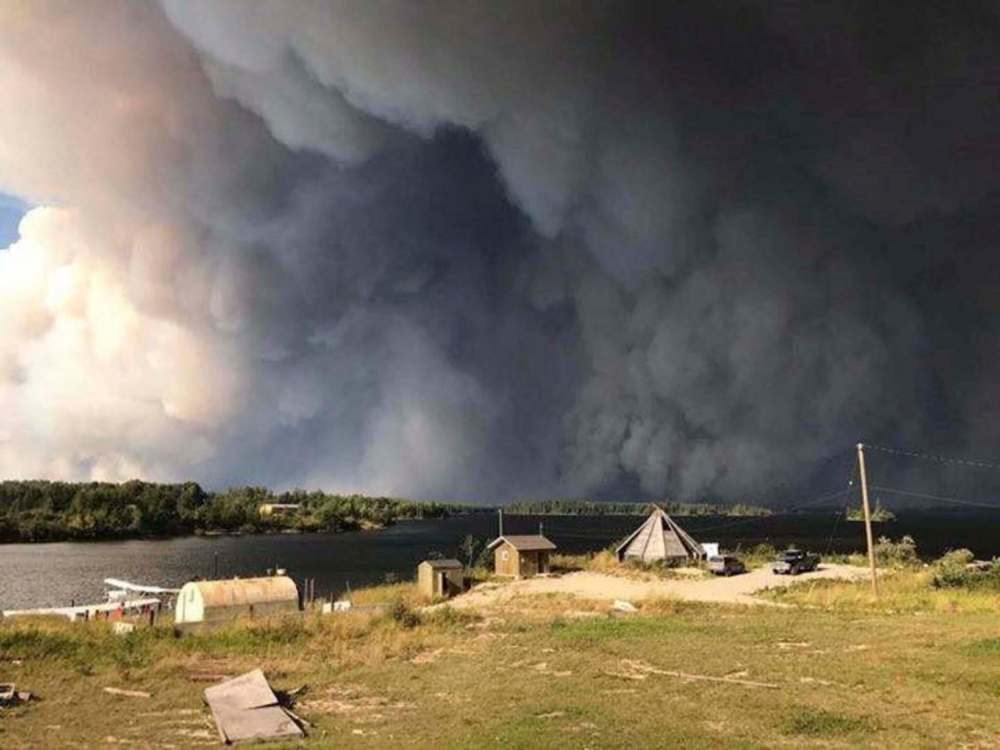 The Canadian Press files
A large forest fire burns near Wasagamack on Aug. 29.