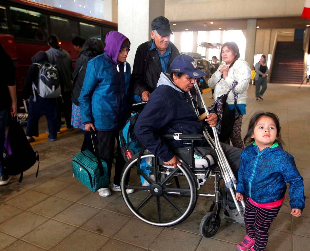 BORIS MINKEVICH / WINNIPEG FREE PRESS FILES
A busload of evacuees from Garden Hill arrive at the RBC Convention Centre on Aug. 31.