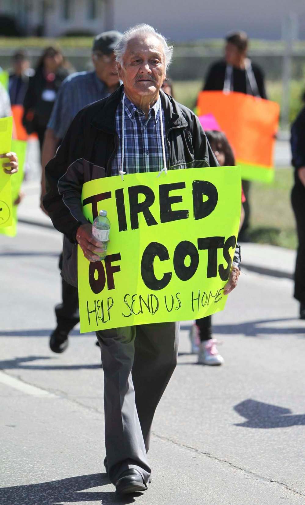 RUTH BONNEVILLE / WINNIPEG FREE PRESS FILES
A Garden Hill First Nation elder protests the treatment of wildfire evacuees in Winnipeg.
