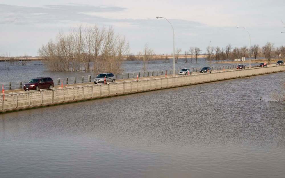 DAVID LIPNOWSKI / WINNIPEG FREE PRESS FILES
Plans to raise the bridge over the Morris River could be put on the back burner says Morris’ mayor.