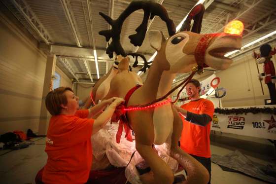 RUTH BONNEVILLE / WINNIPEG FREE PRESSStuart Olson employees volunteer their time preparing the Santa float in a Salvation Army warehouse ahead of Saturday’s annual Santa Claus Parade. The iconic entry is the original Eaton’s float, which dates back to the 1940s.