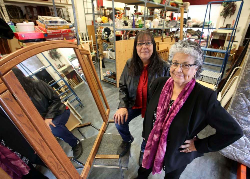 RUTH BONNEVILLE / WINNIPEG FREE PRESS
Millie Anderson (left) and Jackie Lavallee help people affected by domestic violence by providing them with household items at Oyate Tipi Cumini Yape.