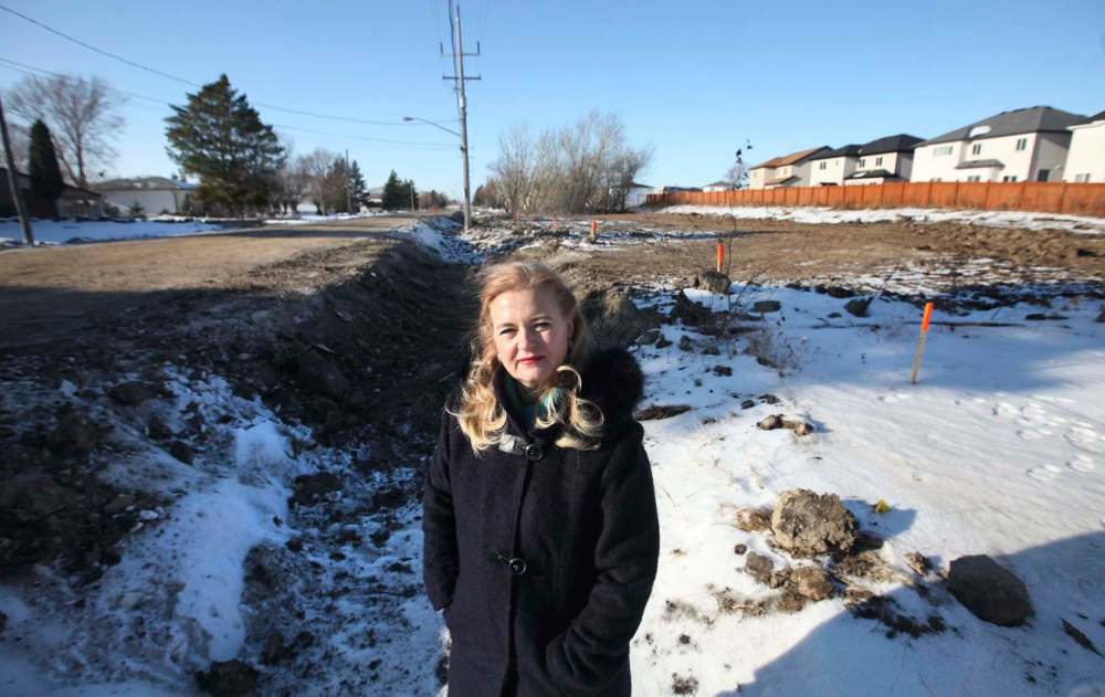 RUTH BONNEVILLE / WINNIPEG FREE PRESS
Kimberley Halischuk and a group of Transcona residents say city hall is forcing them to spend thousands of dollars to hook up to new sewer lines even though all are on septic tanks.