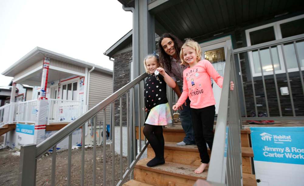 WAYNE GLOWACKI / WINNIPEG FREE PRESS
Todd Gauthier and his daughters, Chloe (left) and Carmin, are the first family to move into their new Habitat for Humanity home on Lyle Street.