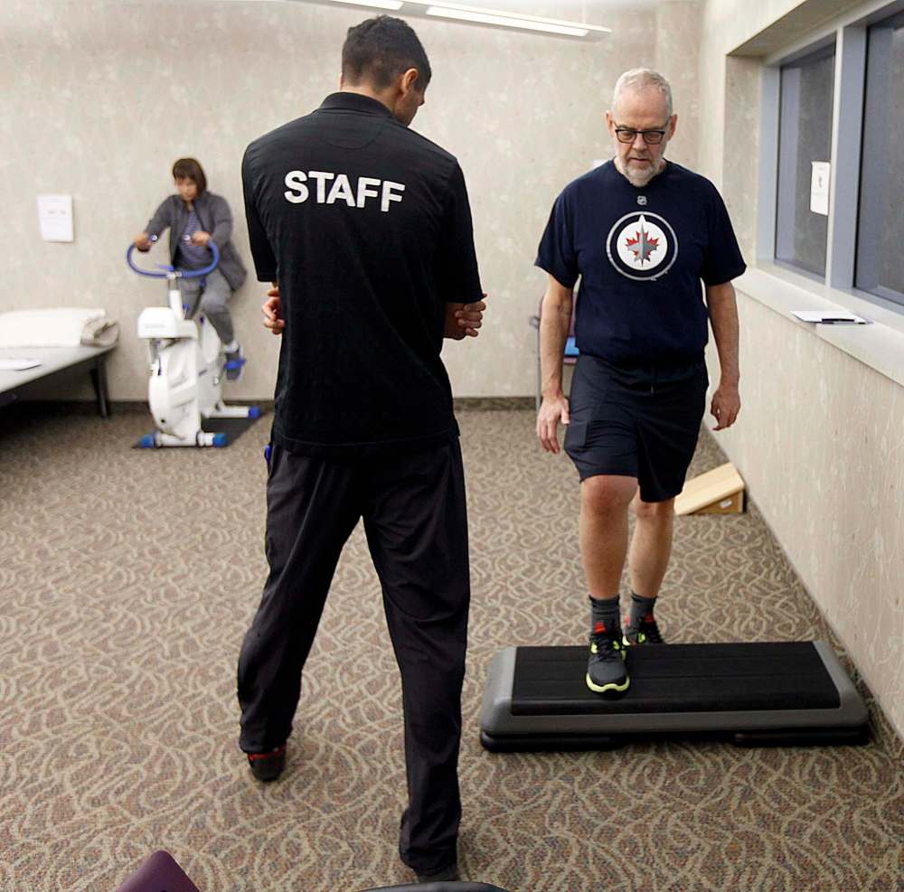PHIL HOSSACK / WINNIPEG FREE PRESS
Knee replacement patient Keith Hildahl works the step under the watchfull guidance of Physoitherapist Amandev Dhesi at the Reh-Fit Monday.