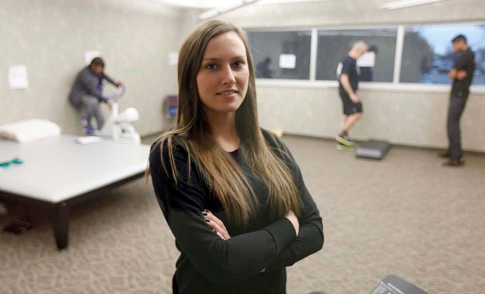 PHIL HOSSACK / WINNIPEG FREE PRESS
Physiotherapist Jasmine Thorsteinson poses in the Reh-fit's new group physiothereapy room.