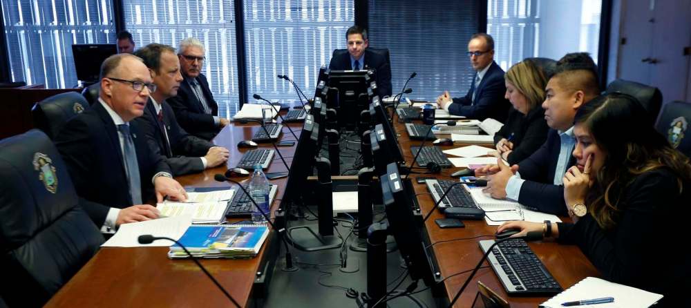 WAYNE GLOWACKI / WINNIPEG FREE PRESS
At left, Finance chairman Scott Gillingham tables the 2018 Preliminary Budget at the EPC meeting at City Hall Wednesday.