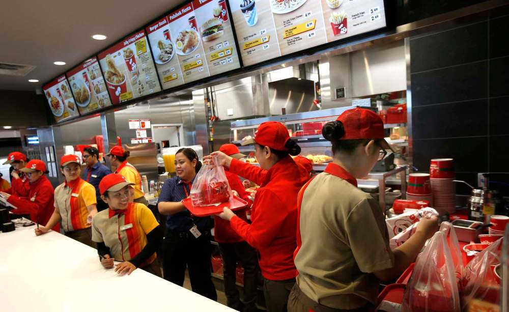 WAYNE GLOWACKI / WINNIPEG FREE PRESS
The Jollibee restaurant location at the Northgate Shopping Centre on McPhillips Street opened Tuesday morning.