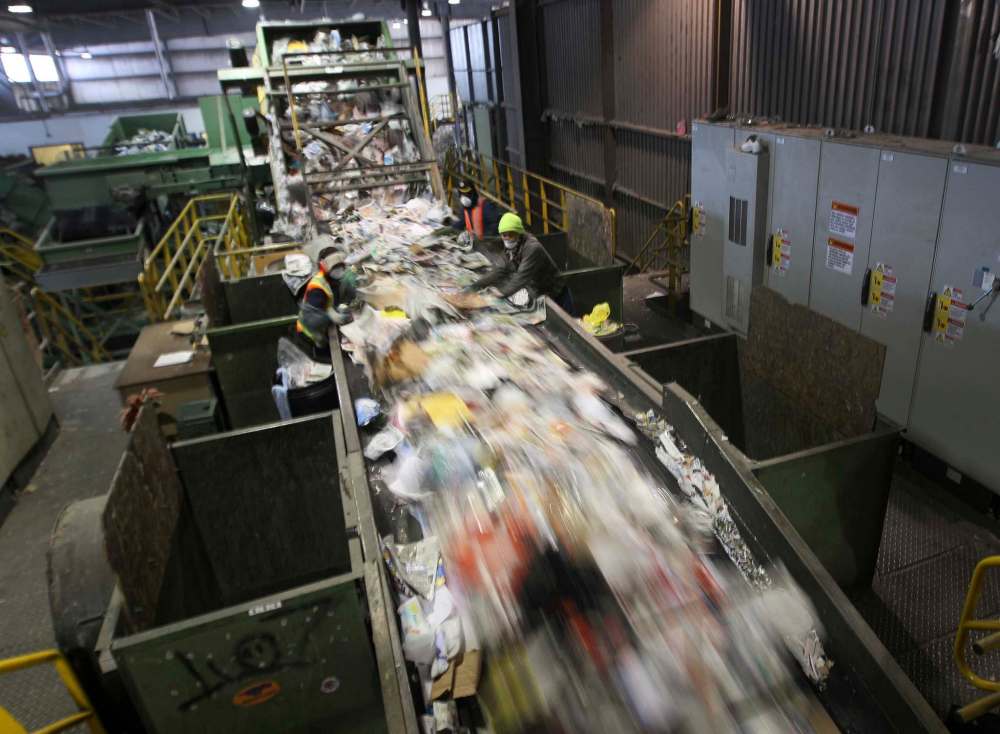 JOE BRYKSA / WINNIPEG FREE PRESS
The City of Winnipeg's automated recycling facility at 1029 Henry Ave., is operated by Emterra.