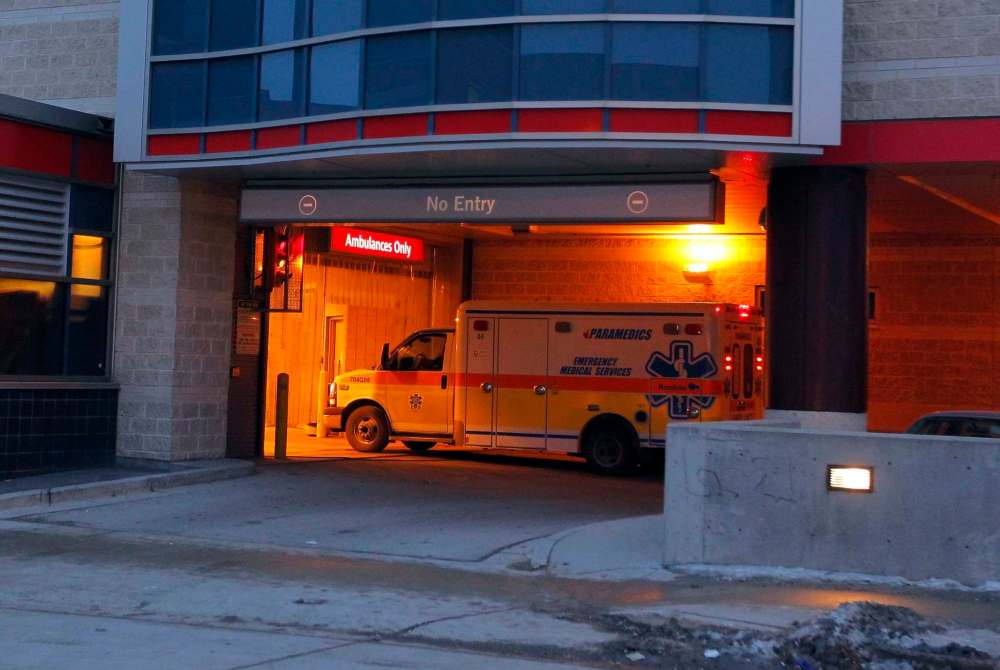 The efficiencies are expected to free up paramedics for an additional 8,000 hours on the road each year. (Boris Minkevich / Winnipeg Free Press files)