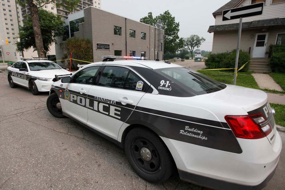 John Woods / Winnipeg Free Press Files
Police investigate the scene of an explosion at the River Ave. law offices of Maria Mitousis in July, 2015. 51-year-old Guido Amsel is on trial for attempted murder in connection with the explosion.