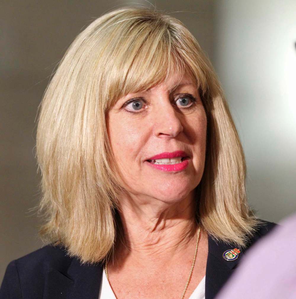 RUTH BONNEVILLE / WINNIPEG FREE PRESS FILES
Sports, Culture and Heritage Minister Cathy Cox said her bill will end A $100 charge to subscribe to the Manitoba Gazette, the provincial government's official weekly publication of legal notices.