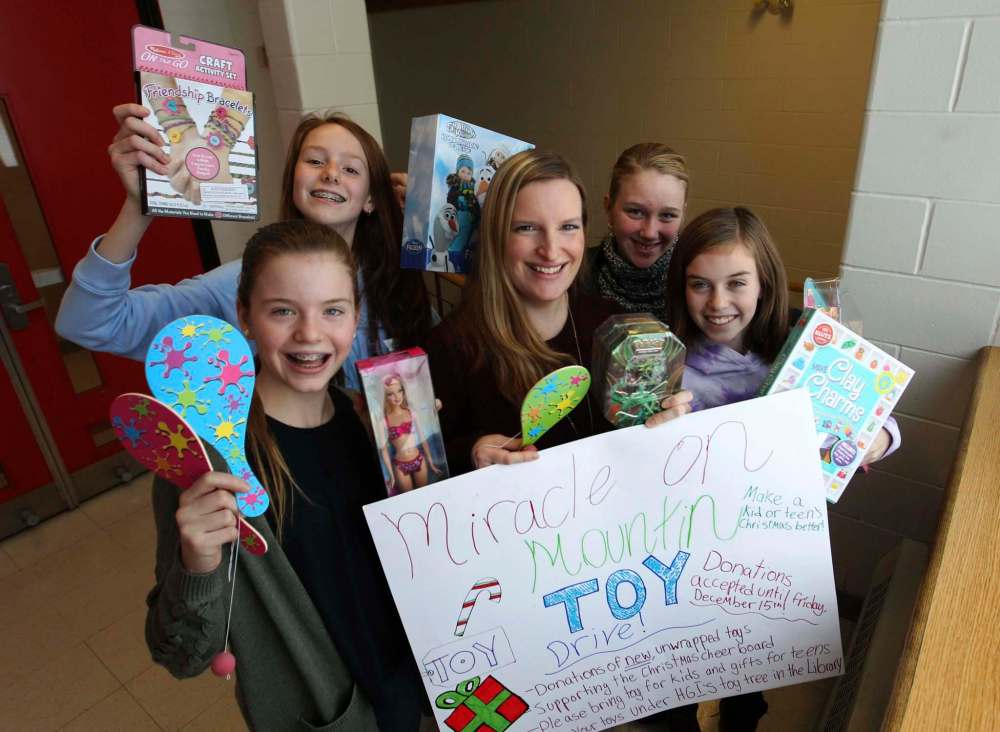RUTH BONNEVILLE / WINNIPEG FREE PRESS
Henry G. Izatt Middle School teacher Kathy Stardom (centre) and some of her Grade 7 students (clockwise from left): Abby MacInnes, Kaylee McMannes, Veronica Sokolov and Alaina Simpson. The students are contributing to the Free Press’s Miracle on Mountain campaign.