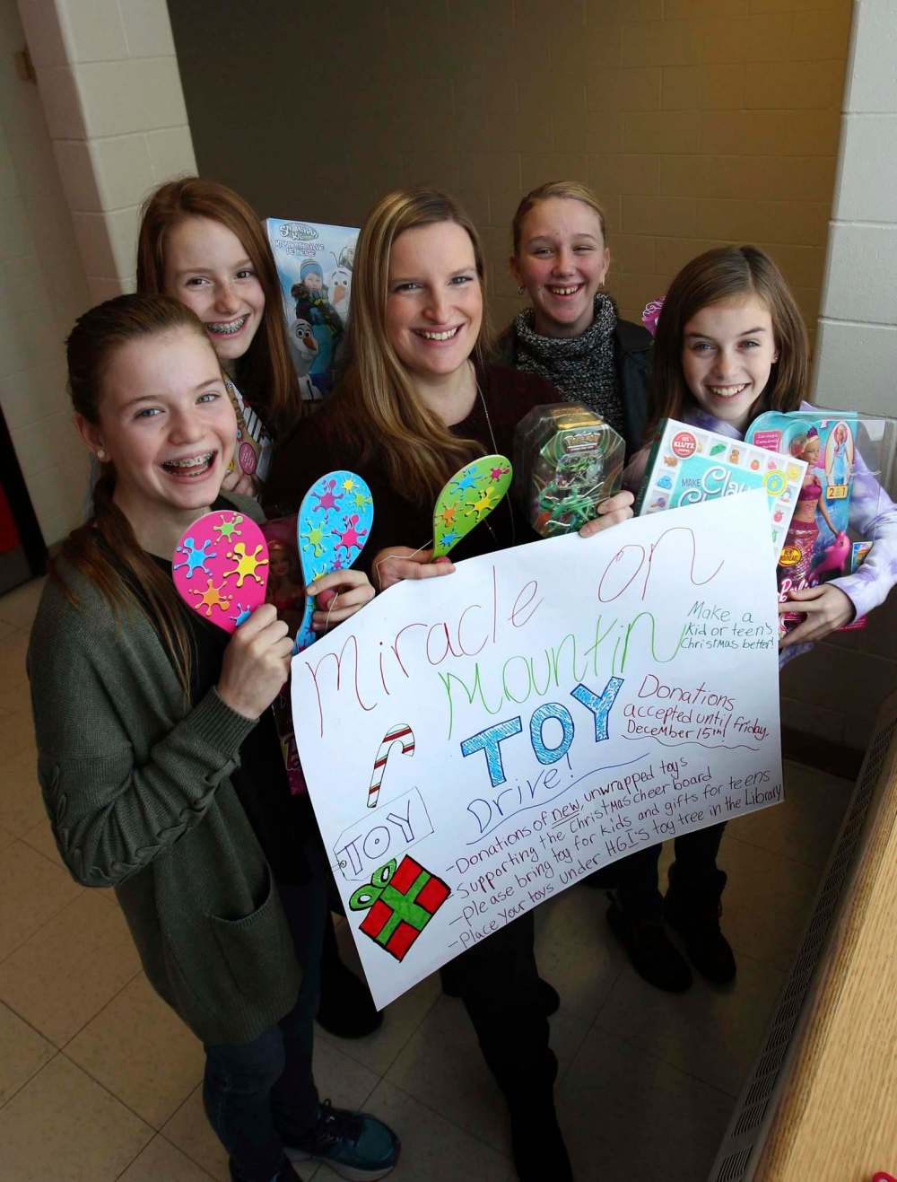 left, with barbie), Kaylee McMannes (blue
centre), and some of her Grade 7 Math and Science class students have been busy gathering new toys for our Miracle on Mountain for Christmas Cheer Board.
Names of students: Abby MacInnes , Veronica Sokolov and Alaina Simpson (right, in purple
RUTH BONNEVILLE / WINNIPEG FREE PRESS
Henry G. Izatt Middle School Teacher Kathy Stardom .
The whole class is busy gathering new toys for our Miracle on Mountain tree!
This photo is for Kevin’s column.
Kevin Rollason | Reporter
Dec 0/7, 2017
