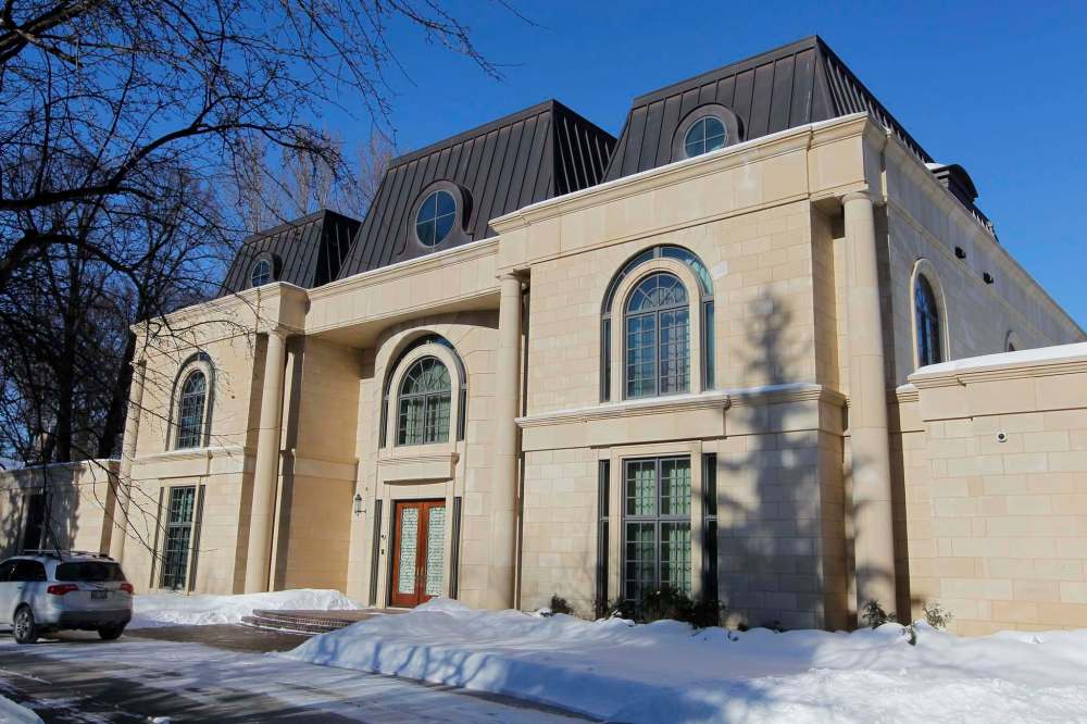 BORIS MINKEVICH / WINNIPEG FREE PRESS FILES
Feeling flush? This 18,000-square-foot mansion on Wellington Crescent can be yours for a cool $11 million.