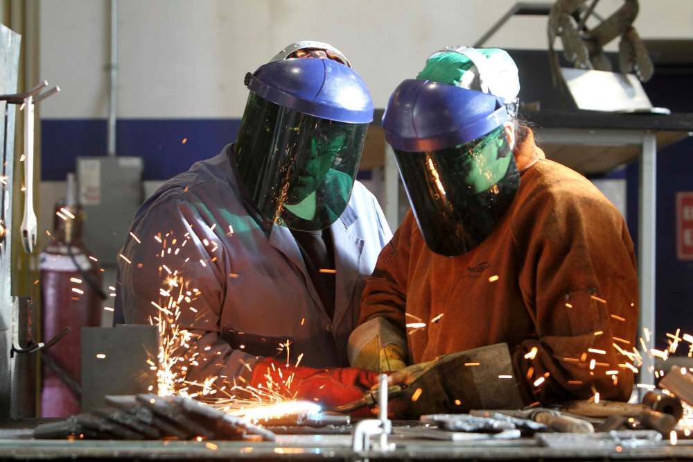 RUTH BONNEVILLE / WINNIPEG FREE PRESS
Hilary Forbes, right, learns to weld with the direction of welding instructor Ted Taylor at the Neeginan College of Applied Technology in the welding class. The welding class is ibeside Neeginan Centre and part of CAHRD (Centre for Aboriginal Human Resource Development Inc.)