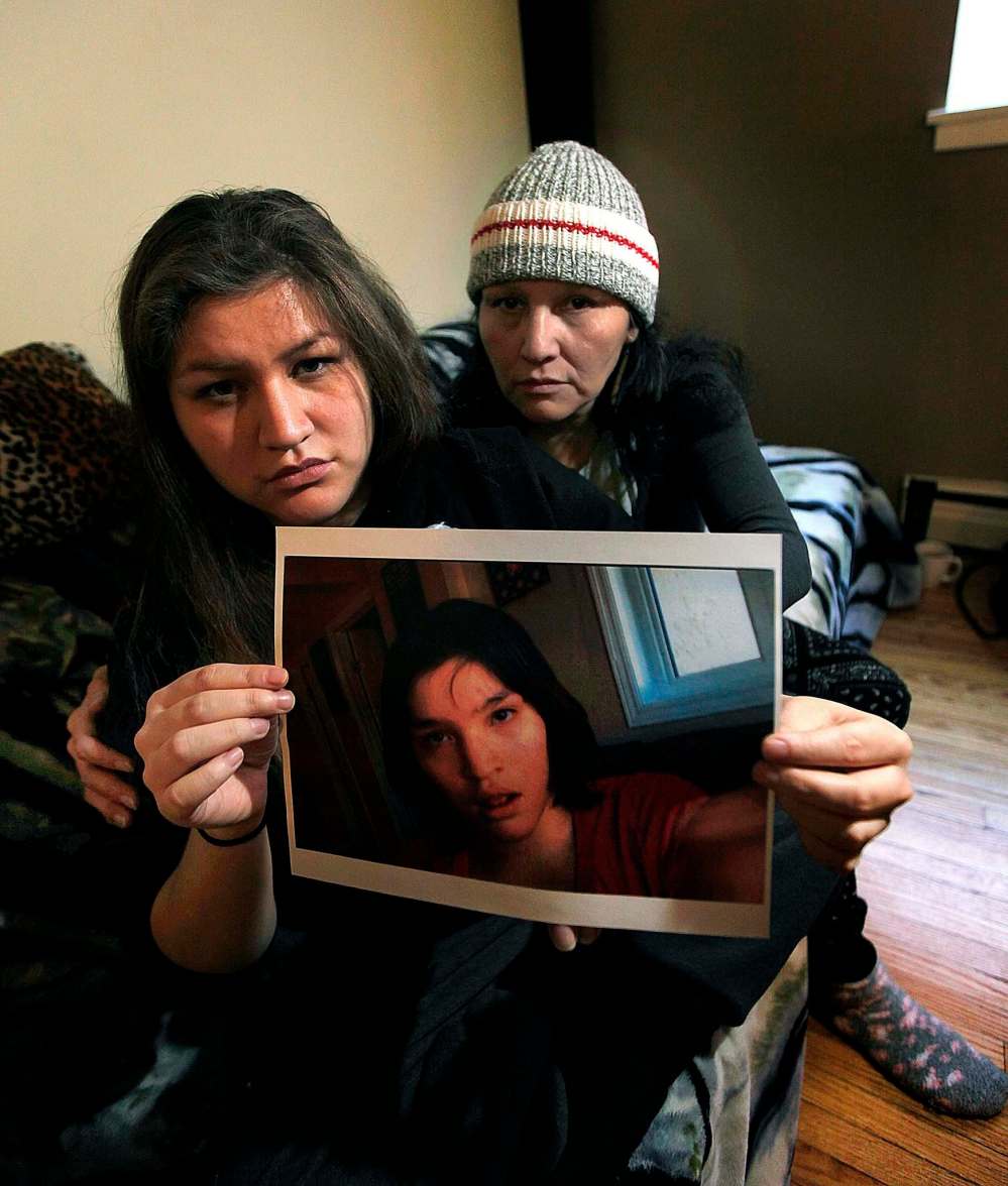 PHIL HOSSACK / WINNIPEG FREE PRESS
Jessica Whitford holds a photo of her sister Lydia alongside their mom Cecilia Sutherland.