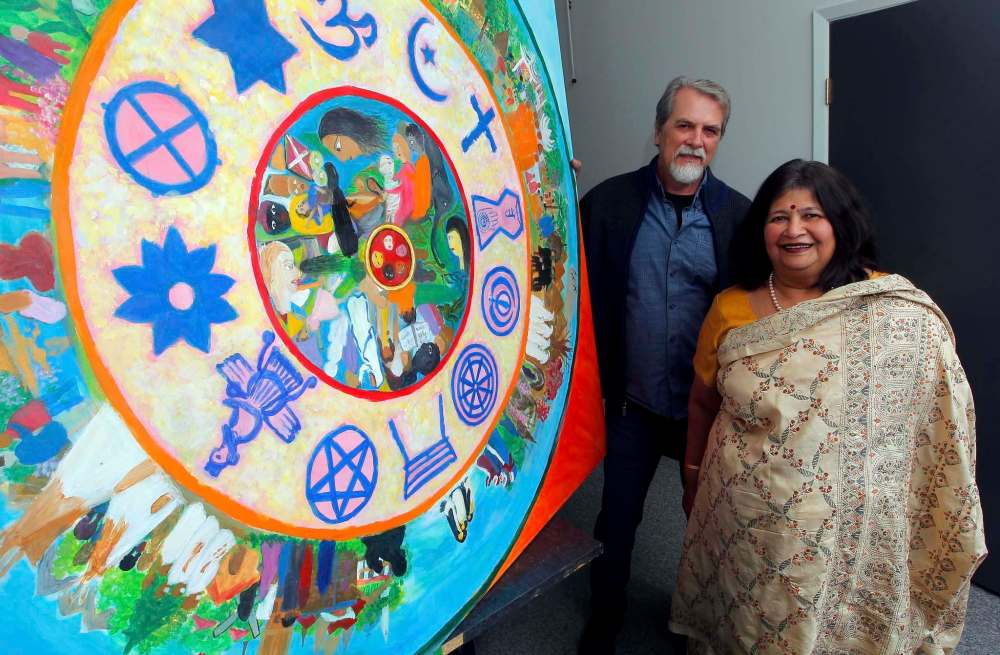 BORIS MINKEVICH / WINNIPEG FREE PRESS
Artists Ray Dirks (left) and Manju Lodha, seen with a piece by Lodha at the Mennonite Heritage Centre Gallery, have been working together for over 10 years.