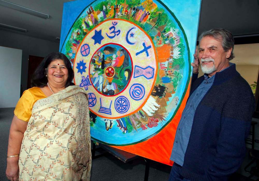 BORIS MINKEVICH / WINNIPEG FREE PRESS
Artists Manju Lodha (left, with her artwork) and Ray Dirks are the winners of the Lt. governor's medal for interreligious dialogue for their work in promoting multifaith education in schools.
