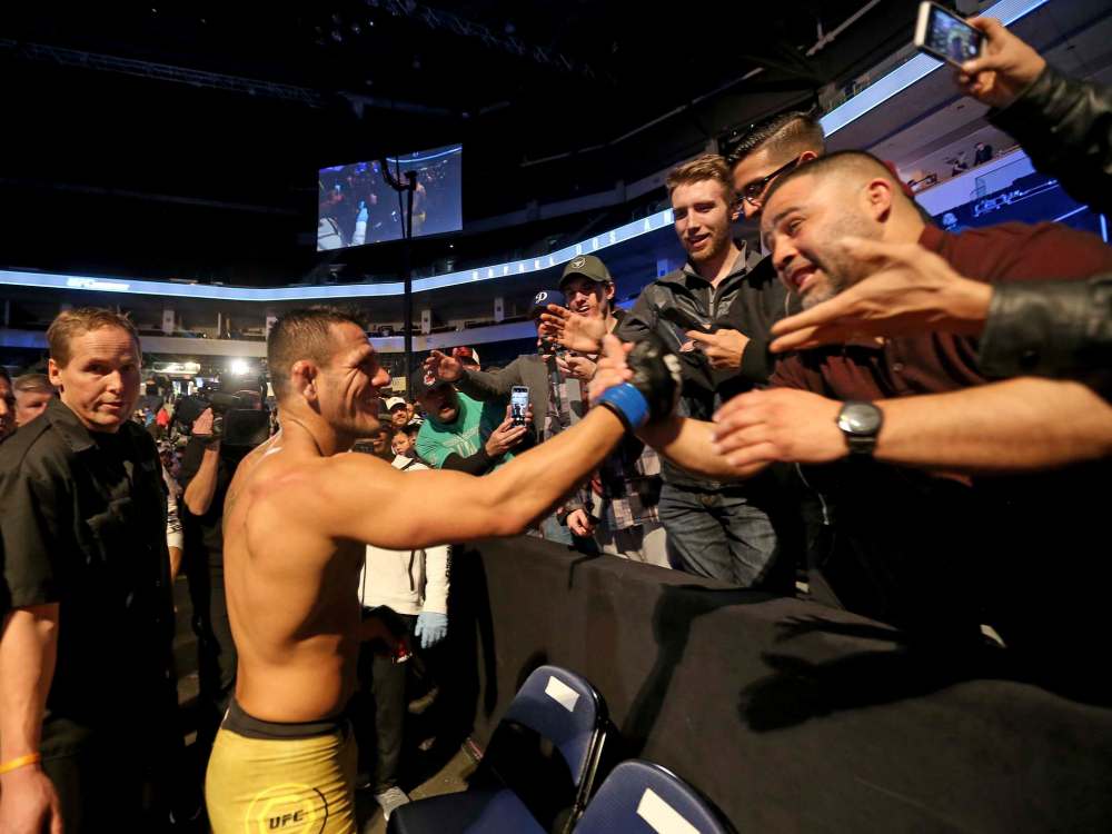 TREVOR HAGAN / WINNIPEG FREE PRESS
Rafael dos Anjos stops and speaks to fans after defeating Robbie Lawler during the main event at UFC on Fox 26 at Bell MTS Place.