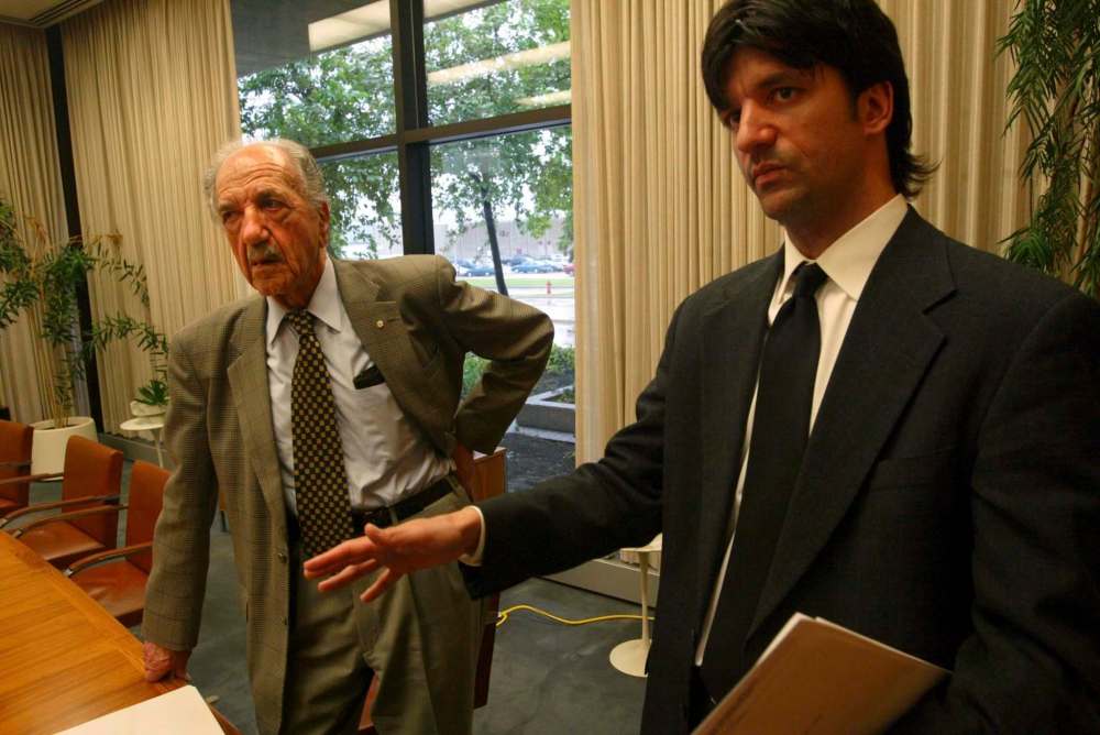 MIKE APORIUS / WINNIPEG FREE PRESS FILES
Former Gendis CEO Albert Cohen (left) with his son and current CEO James Cohen in 2005. Pending a shareholder vote, the Cohen siblings will take Gendis Inc. private.