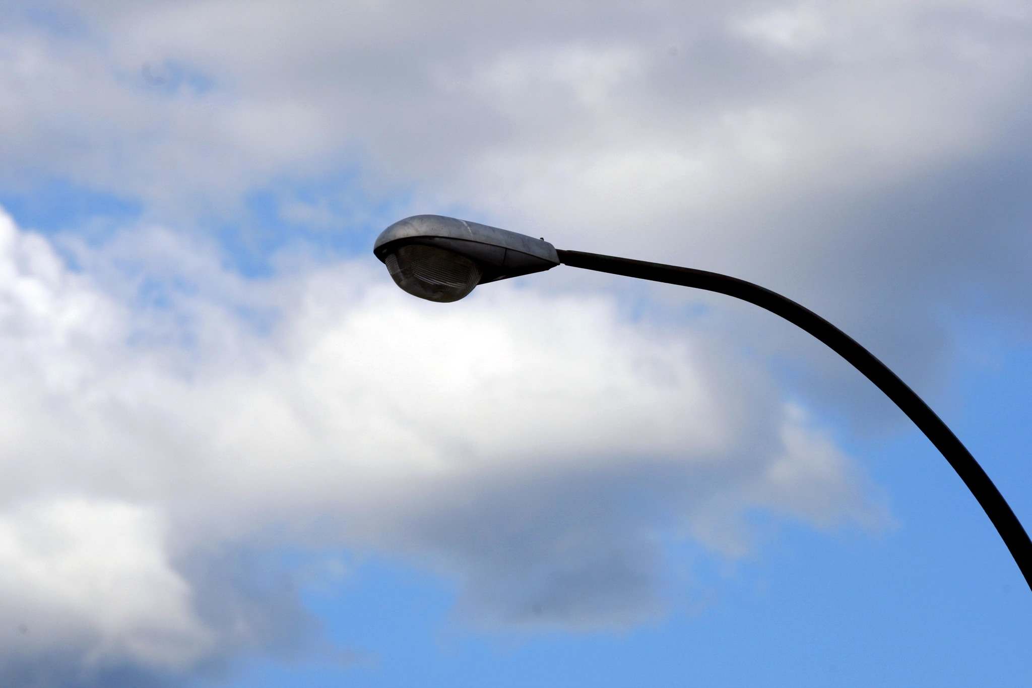 Manitoba Hydro will continue installing LED lights despite distracted