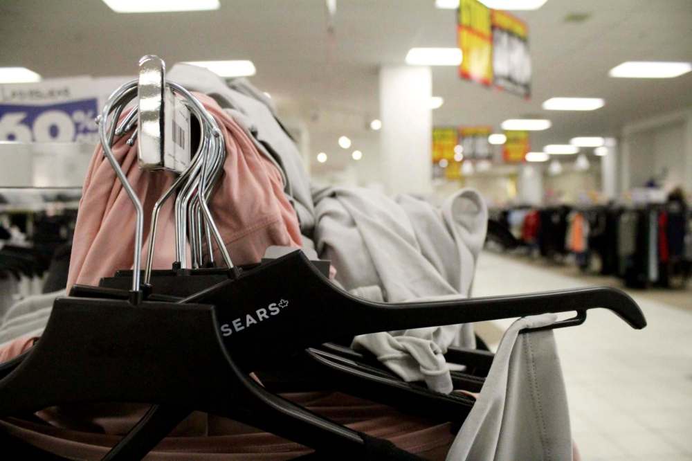 Maggie Macintosh / Winnipeg Free Press
The final two Sears Canada stores in Winnipeg are closing their doors on Jan. 8.
Everything in-store at the remaining two Sears stores at Kildonan Place and St.Vital in Winnipeg is on sale from 60 to 80 per cent off.