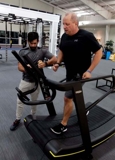 BORIS MINKEVICH / WINNIPEG FREE PRESS
Richard White suffered a heart attack at age 50 and now goes to the Reh-Fit Centre almost every day. White trains with his personal trainer Clovis Baptista a few times a week.