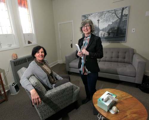 PHIL HOSSACK / Winnipeg Free Press
Jennifer Sveinson (right) and Lynn Crawford will lead a three-part series in February about how we can be better communicators in our relationships, whether it&rsquo;s with a spouse, family member or a colleague.
