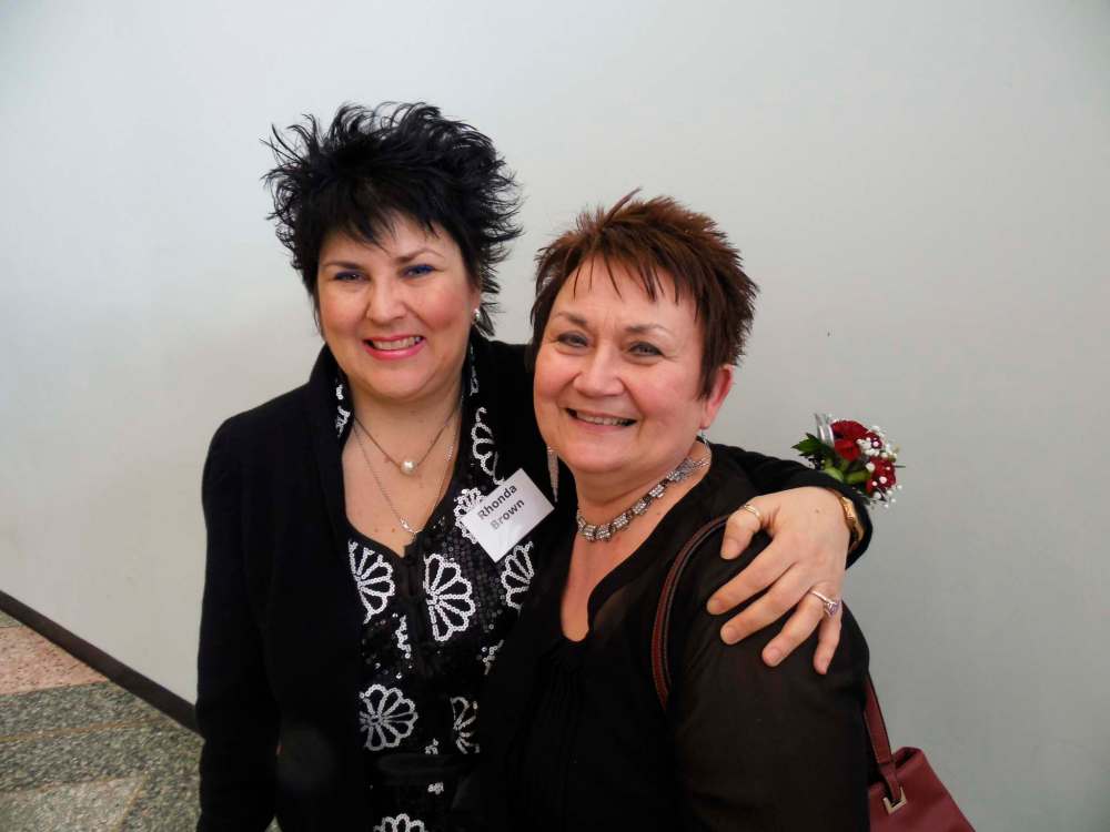Maureen Scurfield / Winnipeg Free Press
Rhonda Brown (left) and Mary Jean Dresler