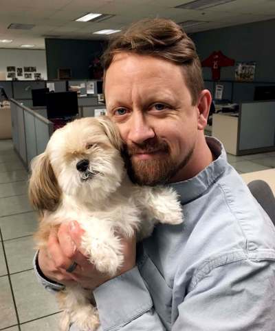 DOUG SPEIRS / WINNIPEG FREE PRESS
Photo editor Mike Aporius holds his dog Daisy in the newsroom on Monday.