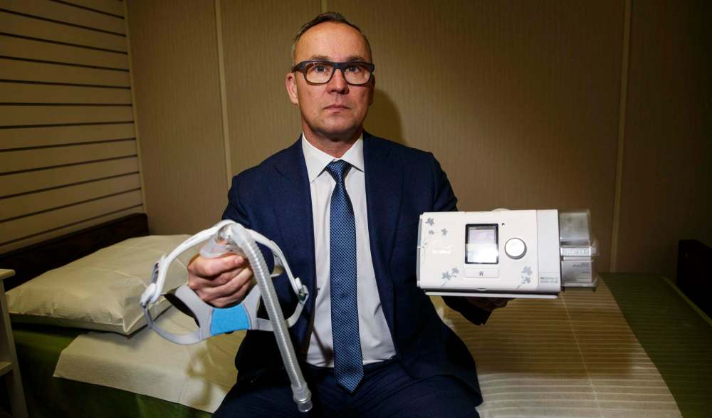 MIKE DEAL / WINNIPEG FREE PRESS
Ken Dufault, vice president and general manager at Medigas, holds a CPAP therapy machine and mask in their office. The local family-owned company is a supplier of CPAP machines in Manitoba.