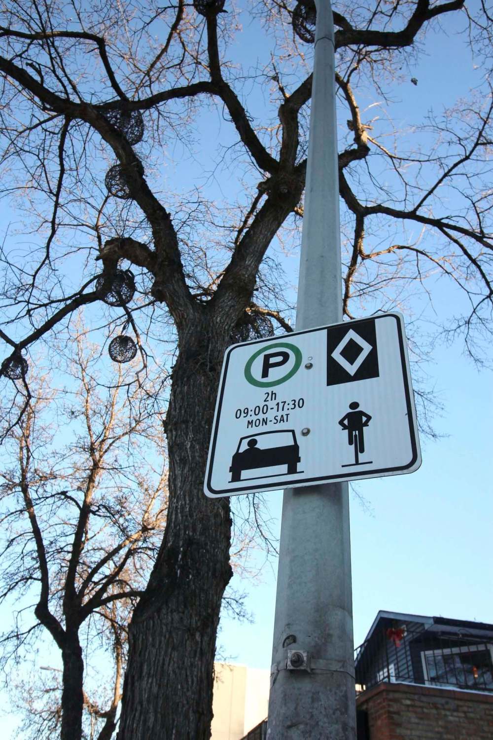 JESSICA BOTELHO-URBANSKI / WINNIPEG FREE PRESS
Signs on Sherbrook Street explain parking rules, which seem to be ignored, or not seen, by some motorists.