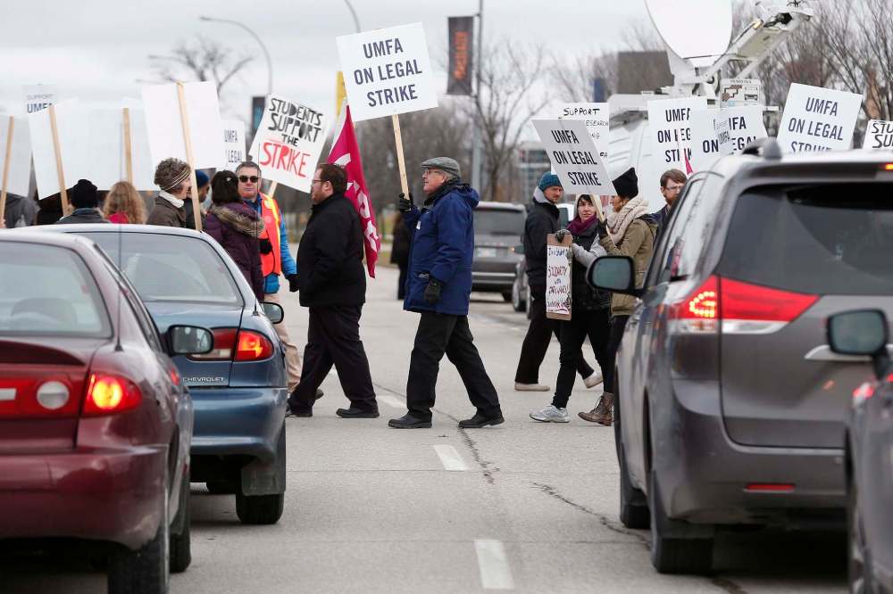 University of Manitoba Faculty Association (UMFA) went on strike and hit the picket lines at the entrance to the university in Winnipeg, Tuesday, November 1, 2016. (John Woods / The Canadian Press files)