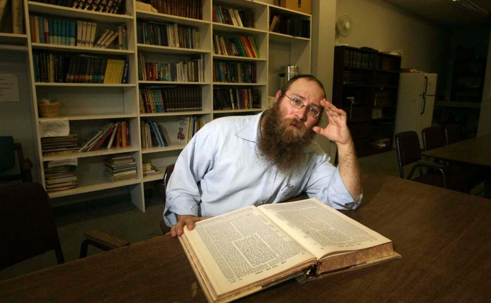 MIKE DEAL / WINNIPEG FREE PRESS FILES
Rabbi Yacov Simmonds at the Torah Centre on Grant Ave. in 2007.