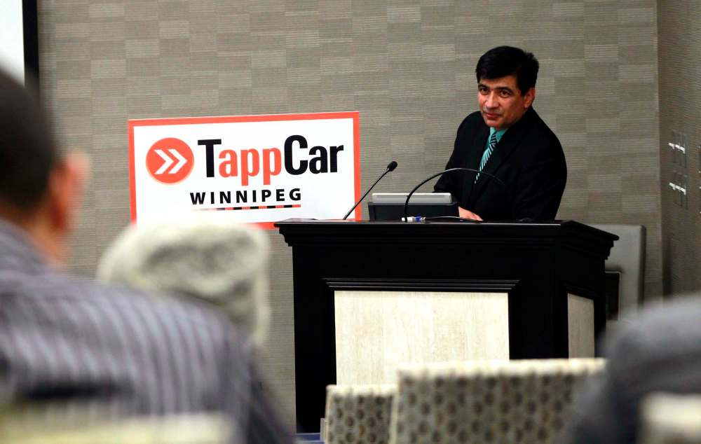 BORIS MINKEVICH / WINNIPEG FREE PRESS
Balraj Manhas of Edmonton-based ridesharing company TappCar held a driver-training session at the Holiday Inn South in Winnipeg, Thursday.