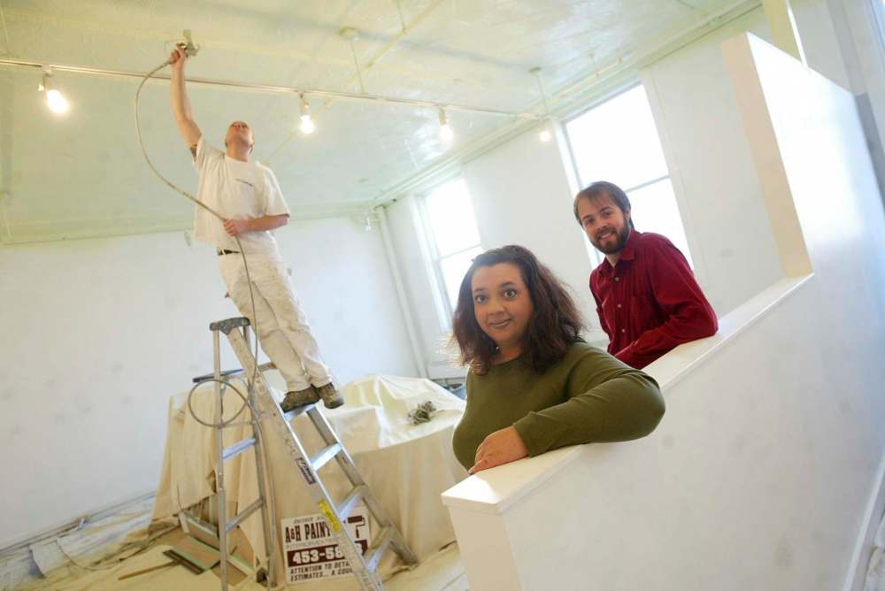 Marc Gallant/Winnipeg Free Press Files
2004 file photo of Writers Guild's Robyn Maharaj and Jamis Paulson in teaching classroom in the Artspace building. Due to a funding cut, the Manitoba Writers’ Guild is closing their second-floor classroom and office in the Exchange District this month.