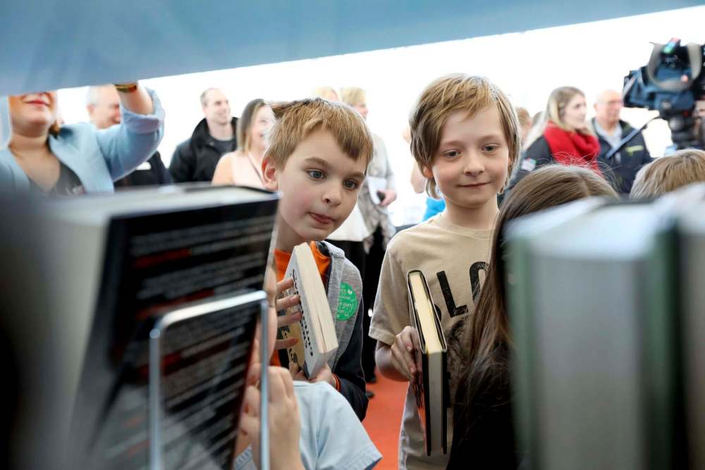 RUTH BONNEVILLE / WINNIPEG FREE PRESS
Students from École Howden School shelve books instead of a ribbon cutting, to officially open the new Windsor Park Library Thursday.