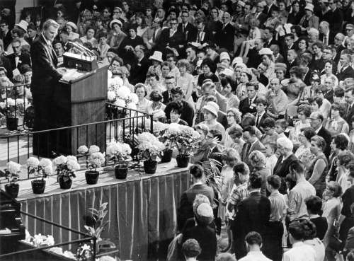 JACK ABLETT / WINNIPEG FREE PRESS Files
Billy Graham at the Winnipeg Arena on May 29, 1967. He opened the first Canadian Billy Graham Evangelistic Association office in Winnipeg in 1953.