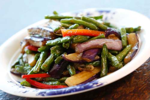 JOHN WOODS / WINNIPEG FREE PRESS
Egg plant with green beans at the Summer Palace.