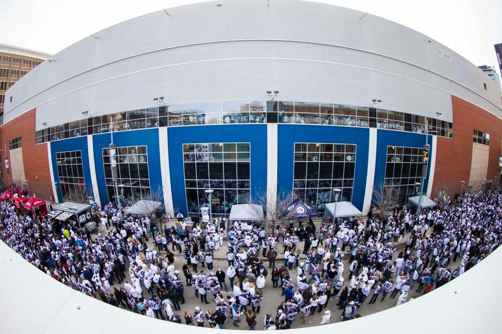 MIKAELA MACKENZIE / WINNIPEG FREE PRESS
The Jets whiteout party gets started on Donald Street Thursday.