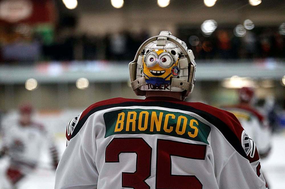 PHIL HOSSACK / WINNIPEG FREE PRESS
Members of the Virden Oil Capitals and Steinbach Pistons, including Virden goalie Dalton Dosch, pay tribute to the Humboldt Broncos during MJHL playoff action in Virden Thursday.